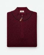Maglia lupetto con mezza zip in punto riso bordeaux Affinito, profilo blu e tiretto in pelle, piegata su fondo bianco