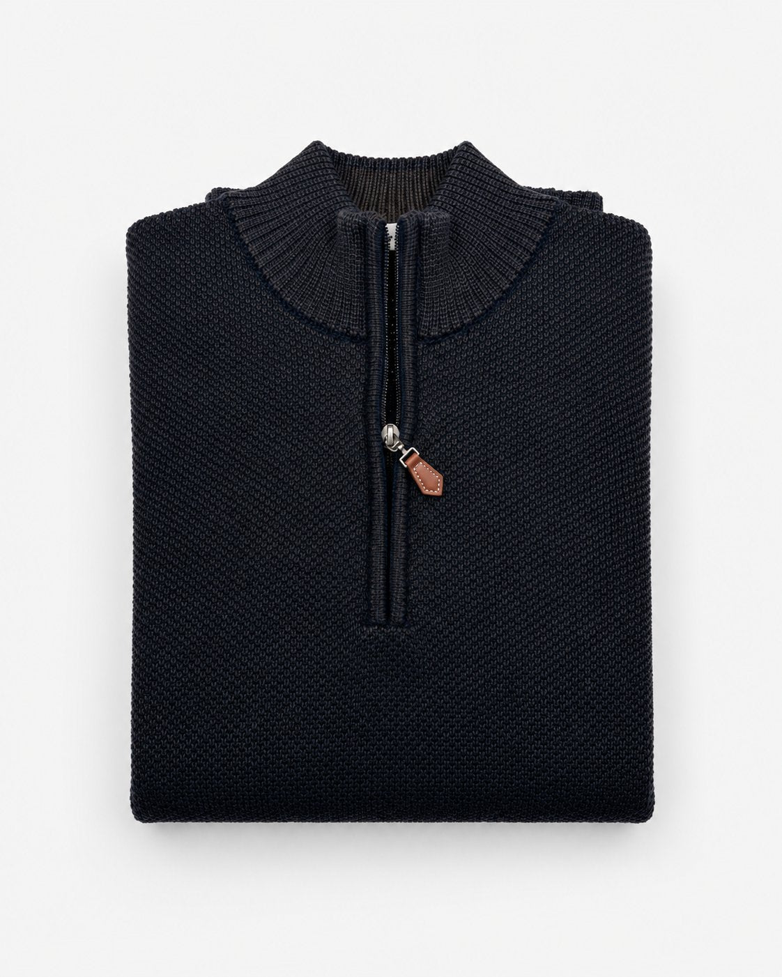 Maglia lupetto con mezza zip in punto riso marrone scuro Affinito, tiretto in pelle, piegata su fondo bianco