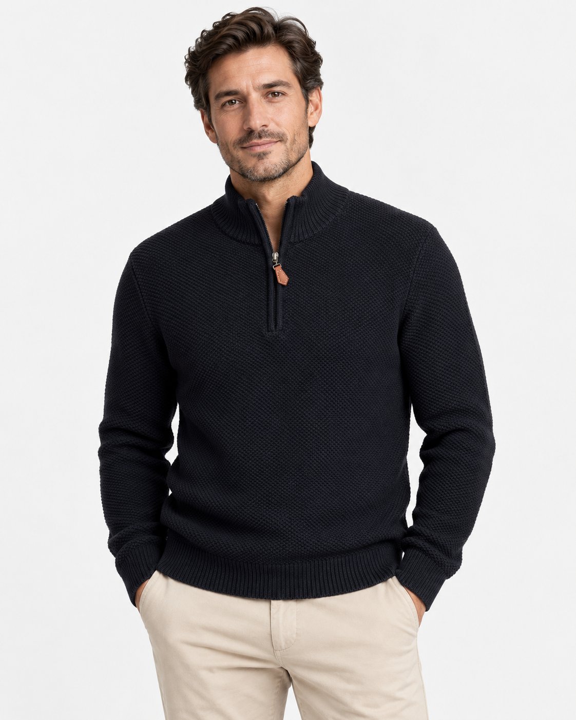 Maglia lupetto con mezza zip marrone scuro Affinito indossata con pantalone beige