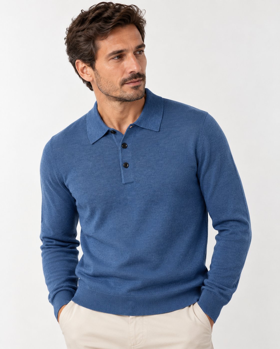 Polo in maglia rasata azzurra a manica lunga Affinito indossata con pantalone chiaro
