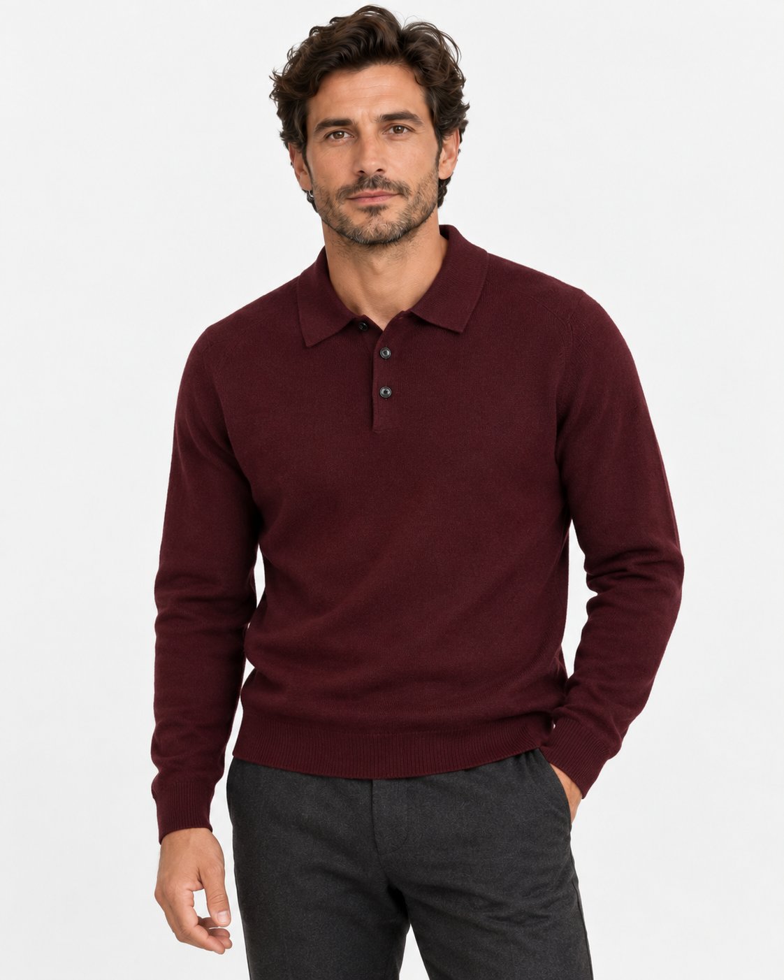Polo in maglia rasata bordeaux a manica lunga Affinito indossata con pantalone grigio