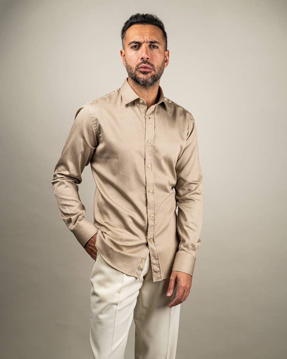 1 Camicia in flanella color beige, collo italiano